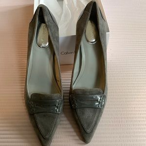 Calvin Klein suede/patent leather gray pointy toe heels. Very good condition